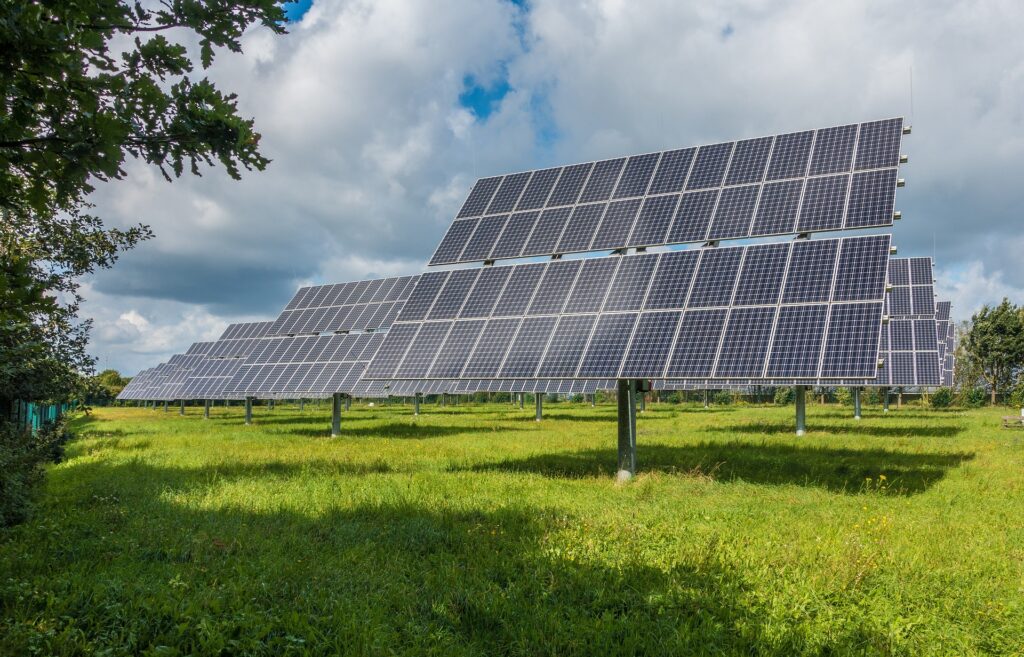 panneau solaire écologique électricité verte champ 