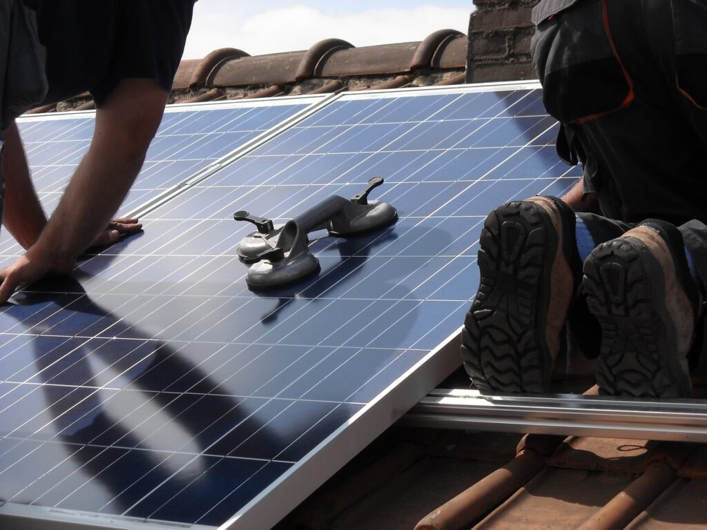 installation de panneau solaire écologique sur une maison 